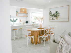 Bianco on Shoal - Luxe Beach house in Shoal Bay